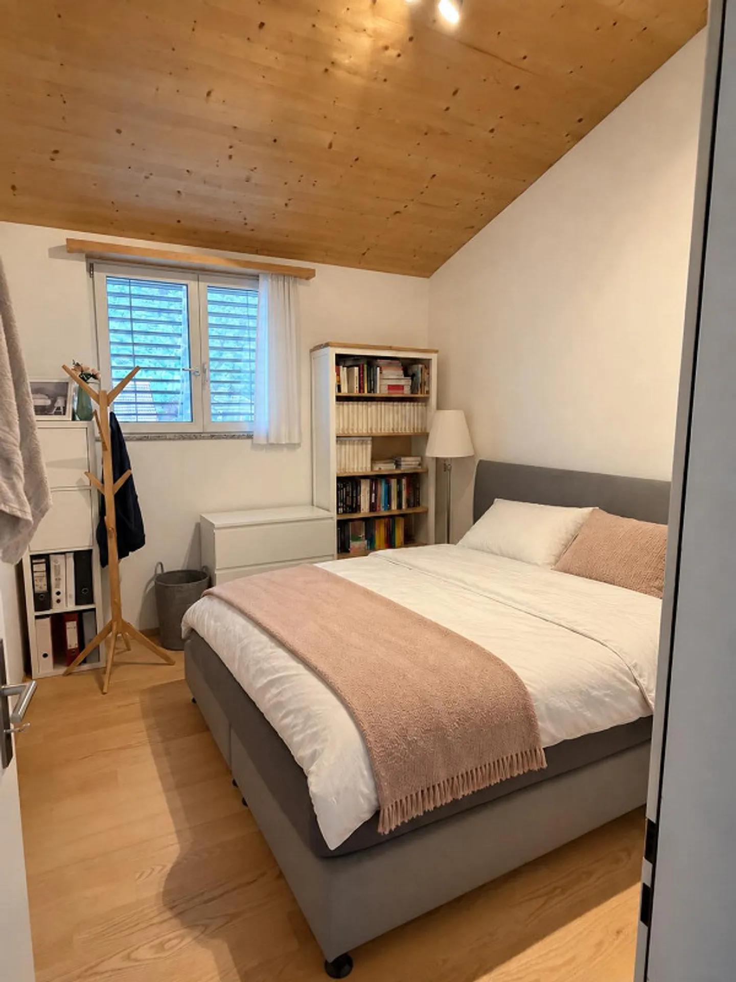 3.5-room penthouse apartment with sunny balcony in quiet Felsberg near Chur - Photo 6 of 15