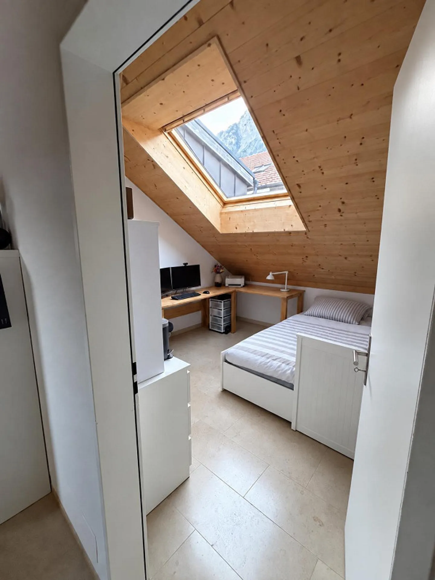 3.5-room penthouse apartment with sunny balcony in quiet Felsberg near Chur - Photo 10 of 15