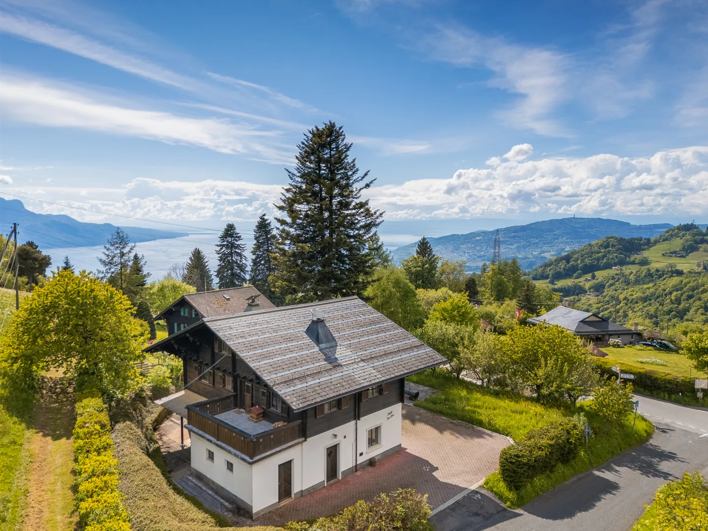 In the heart of the daffodils Chalet with lake view! - Photo 1 of 14