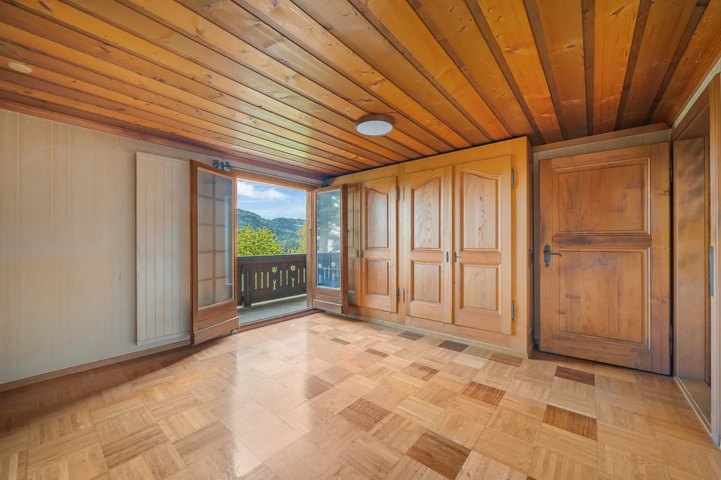 In the heart of the daffodils Chalet with lake view! - Photo 6 of 14
