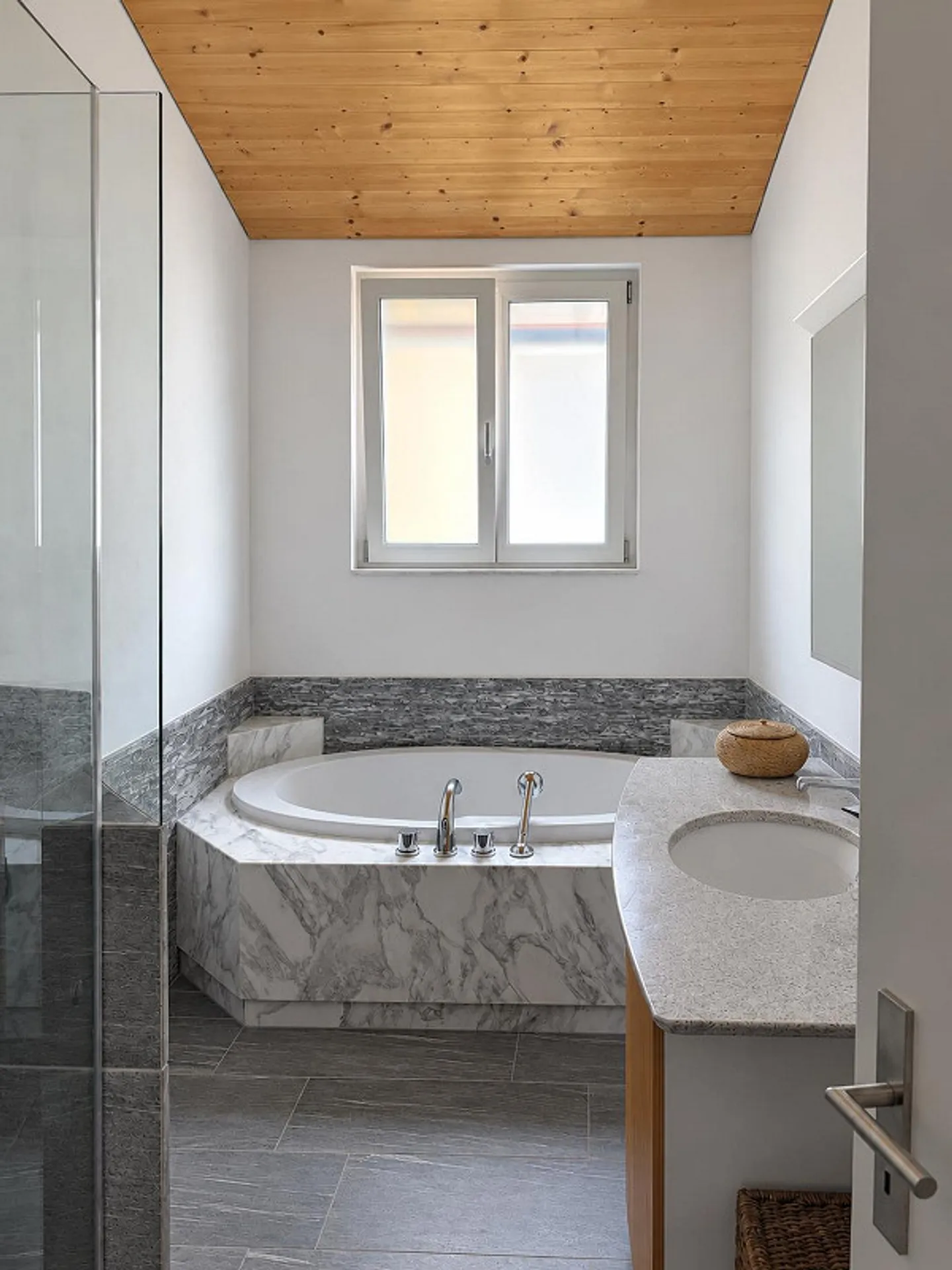 3.5-room penthouse apartment with sunny balcony in quiet Felsberg near Chur - Photo 12 of 15