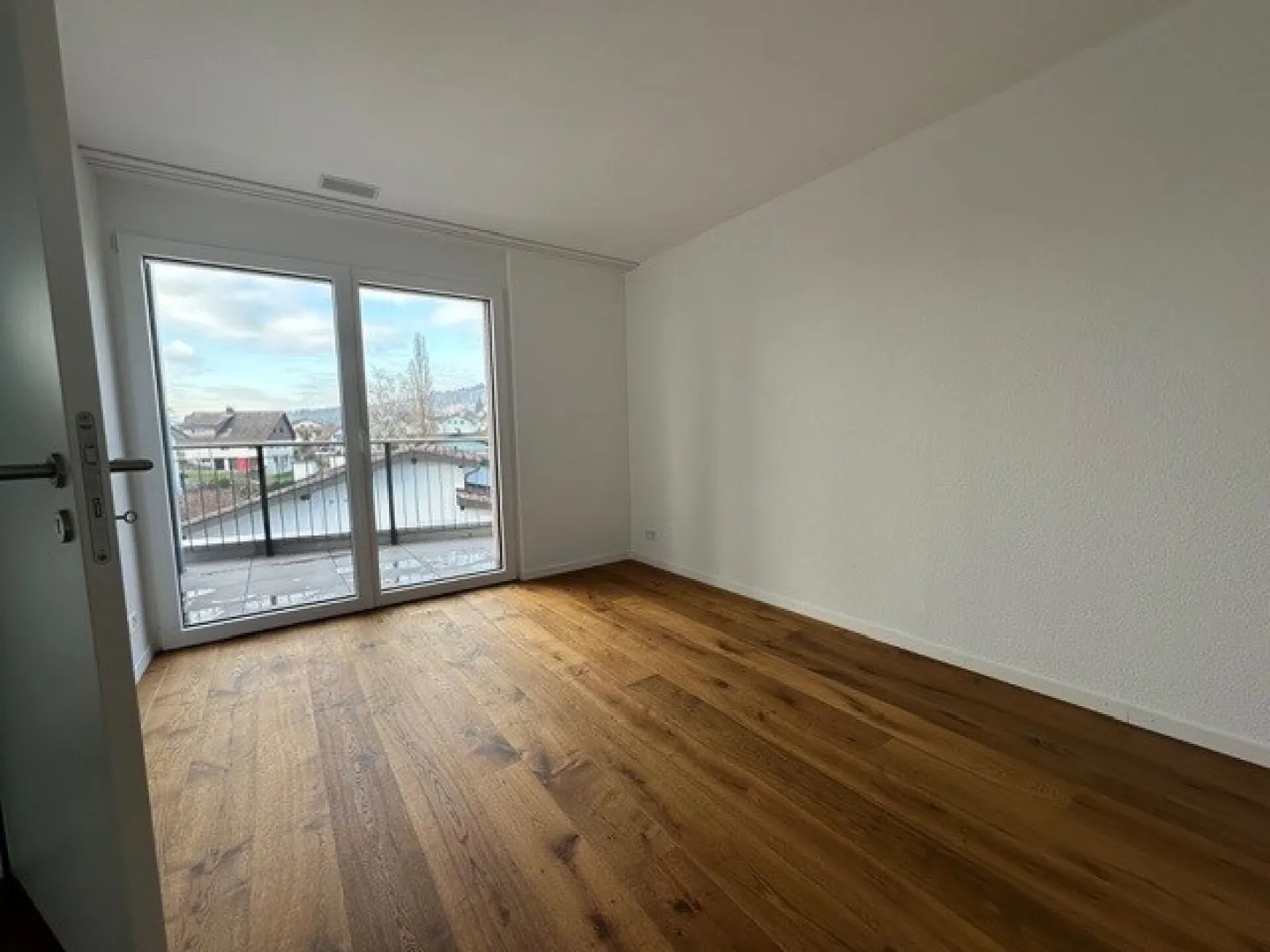 Moderno Appartamento Attico 3.5 in un Quartiere Tranquillo di Colore Rosso - Foto 4 di 6