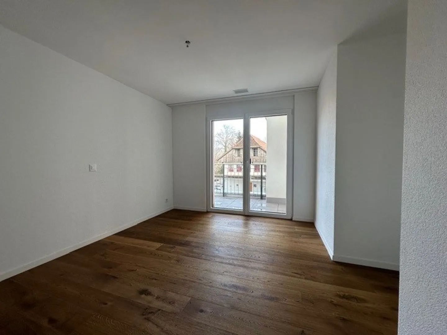 Moderno Appartamento Attico 3.5 in un Quartiere Tranquillo di Colore Rosso - Foto 5 di 6