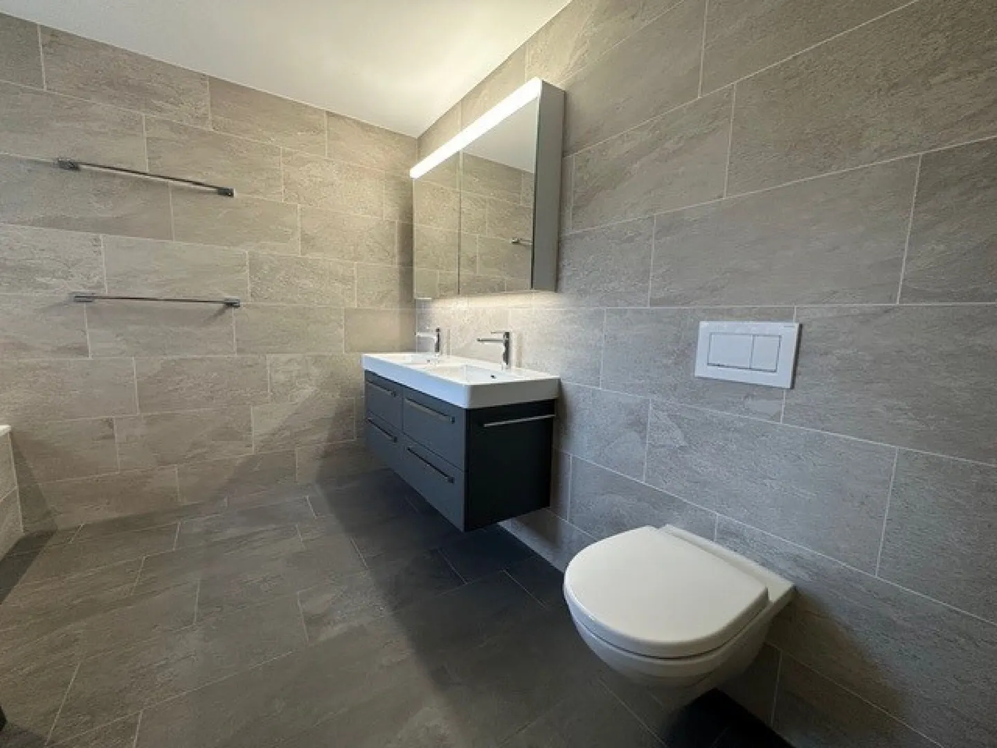 Moderno Appartamento Attico 3.5 in un Quartiere Tranquillo di Colore Rosso - Foto 6 di 6