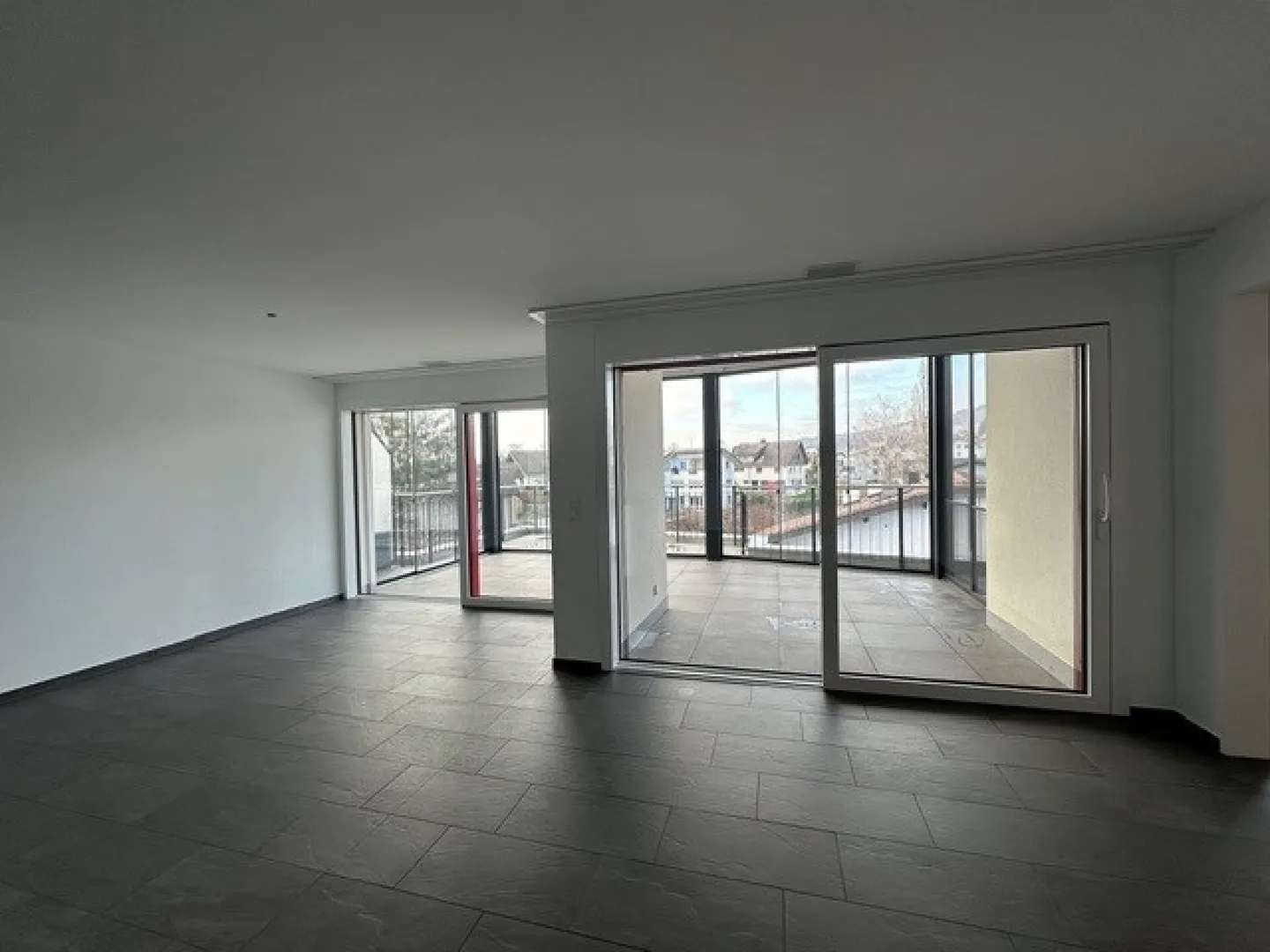 Moderno Appartamento Attico 3.5 in un Quartiere Tranquillo di Colore Rosso - Foto 3 di 6
