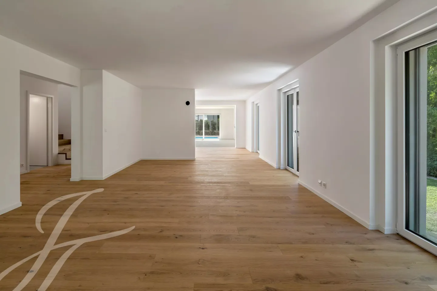 A few steps from the lake shore: Renovated villa with swimming pool - Foto 13 von 25