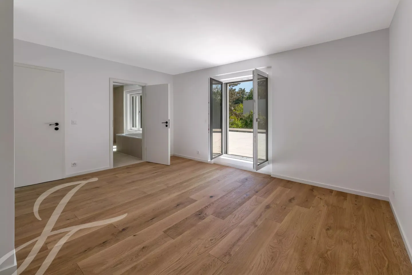 A few steps from the lake shore: Renovated villa with swimming pool - Foto 18 von 25