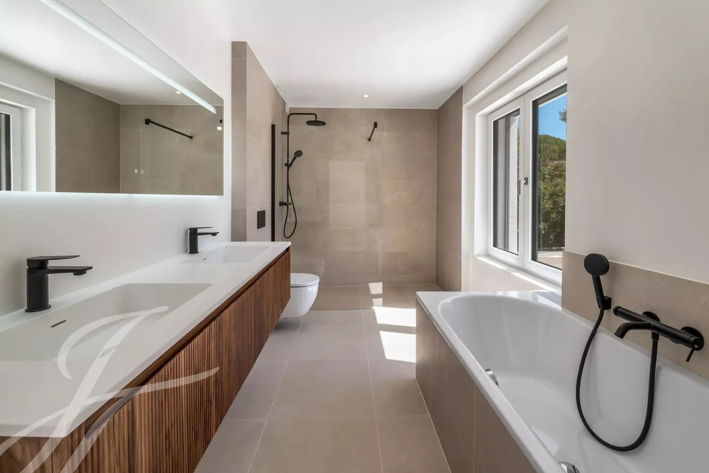 A few steps from the lake shore: Renovated villa with swimming pool - Foto 19 von 25
