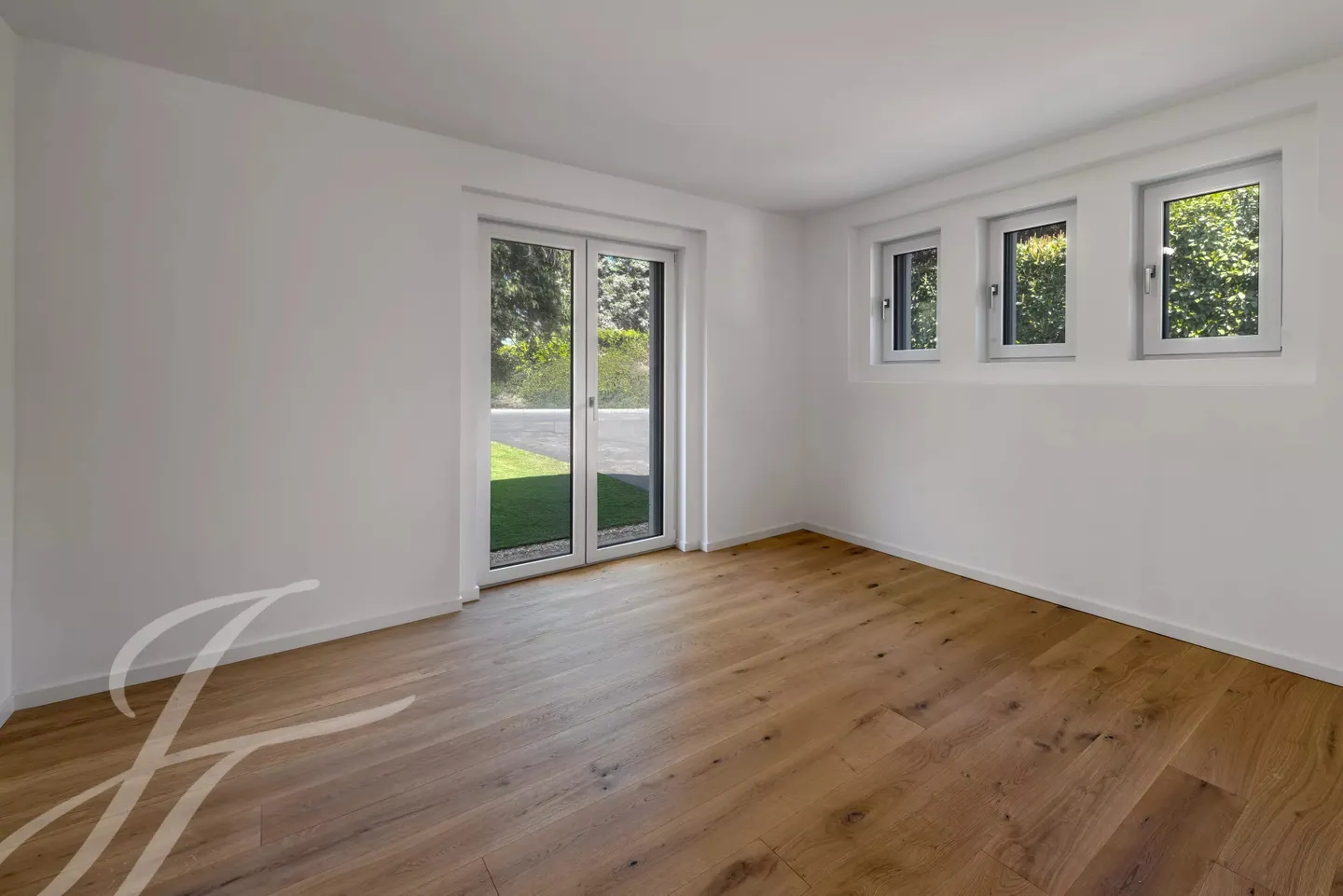 A few steps from the lake shore: Renovated villa with swimming pool - Foto 21 von 25
