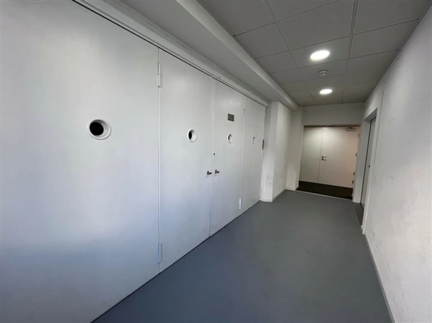 Espace d'atelier/de stockage de 62 m2 avec accès à l'ascenseur de fret - Photo 1 sur 1