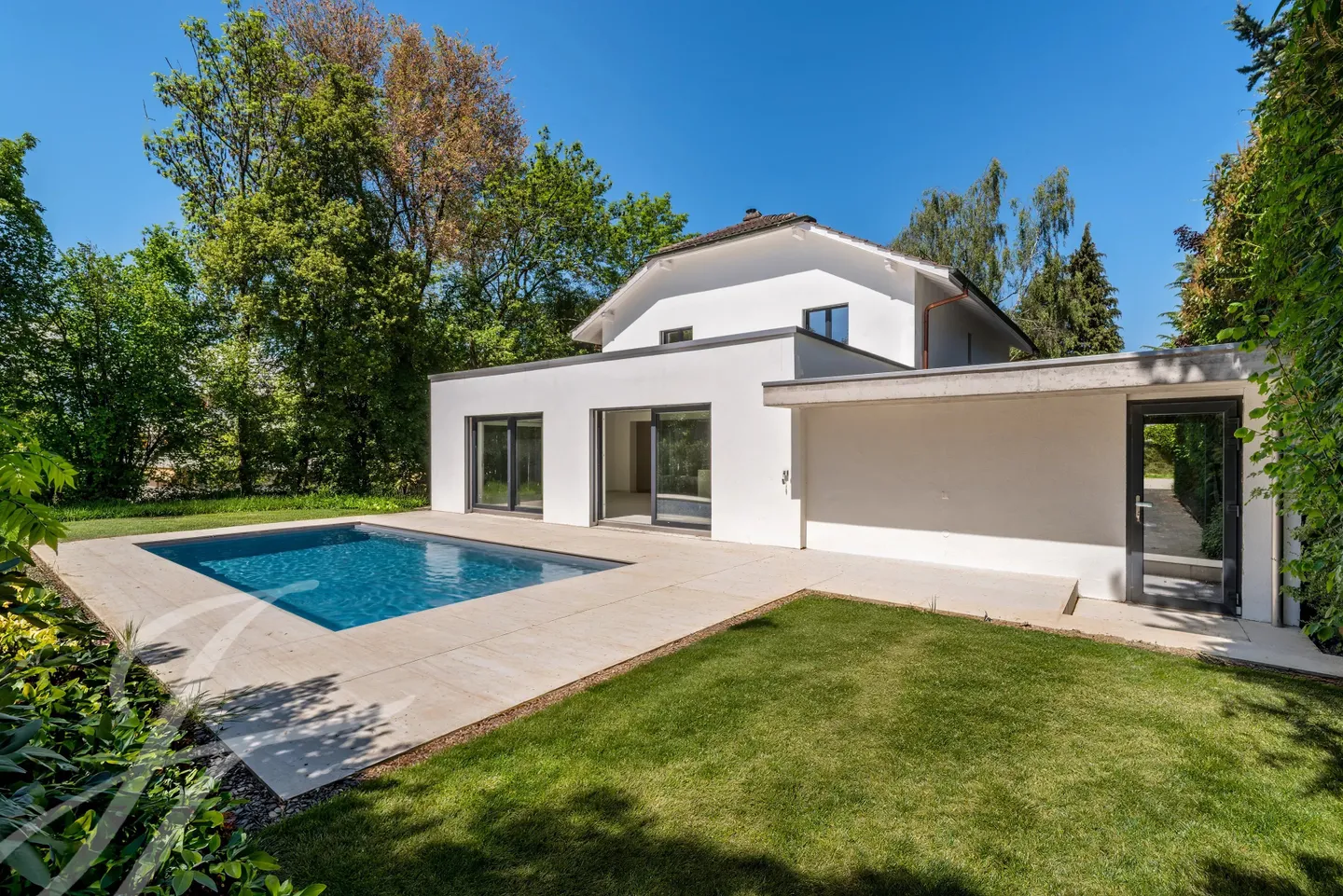 A few steps from the lake shore: Renovated villa with swimming pool - Foto 24 von 25