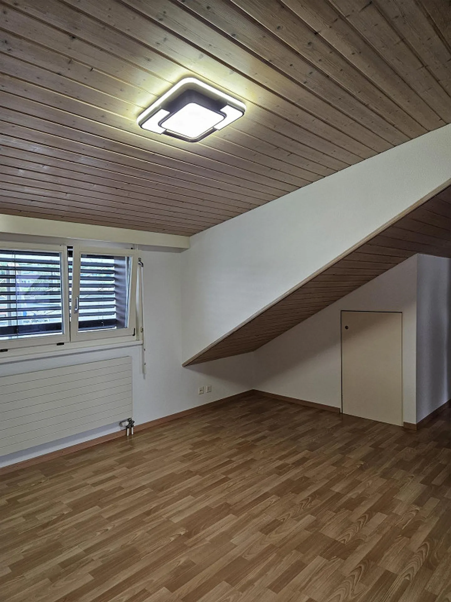 Appartement sous les combles de 2,5 pièces confortable - Photo 2 sur 8