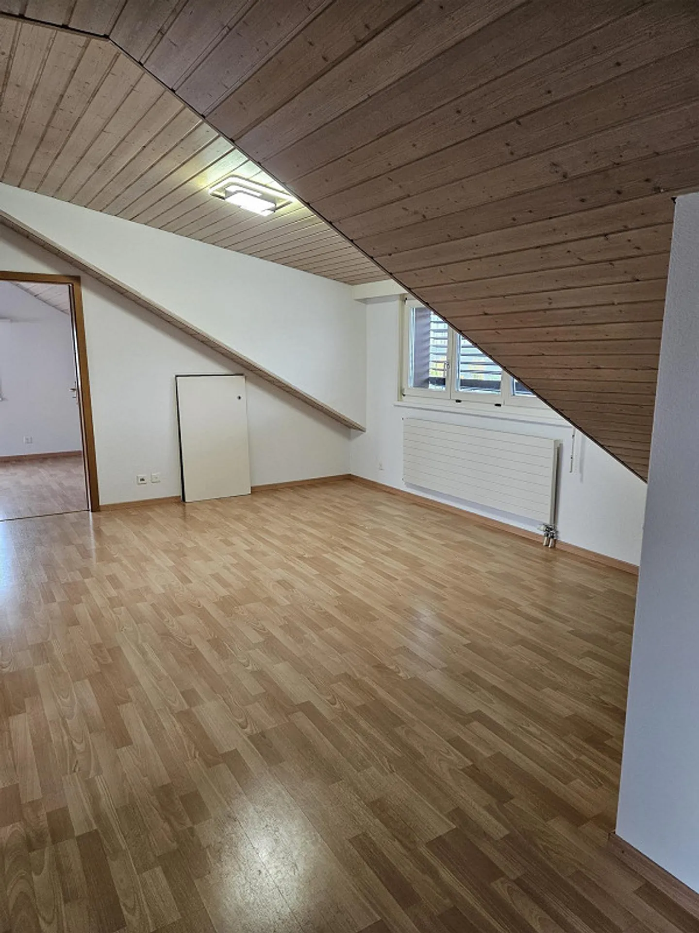 Appartement sous les combles de 2,5 pièces confortable - Photo 3 sur 8