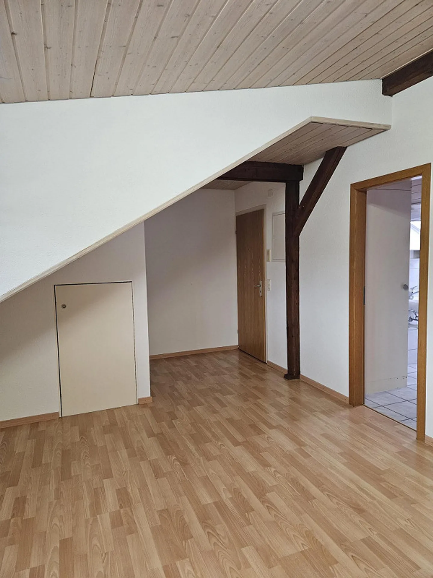 Appartement sous les combles de 2,5 pièces confortable - Photo 4 sur 8