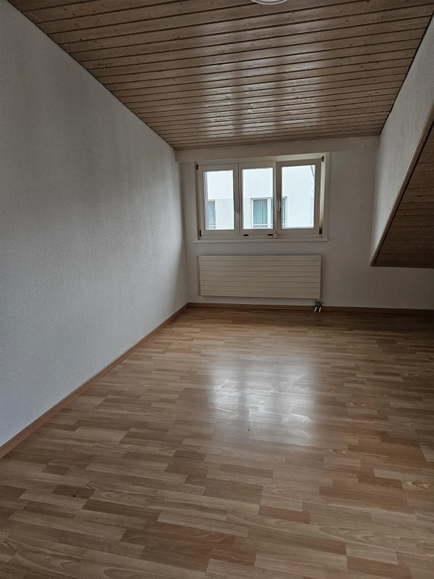 Appartement sous les combles de 2,5 pièces confortable - Photo 6 sur 8