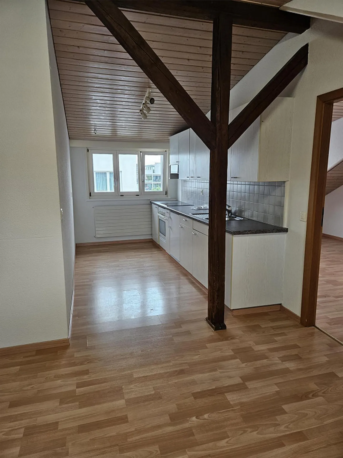 Appartement sous les combles de 2,5 pièces confortable - Photo 1 sur 8