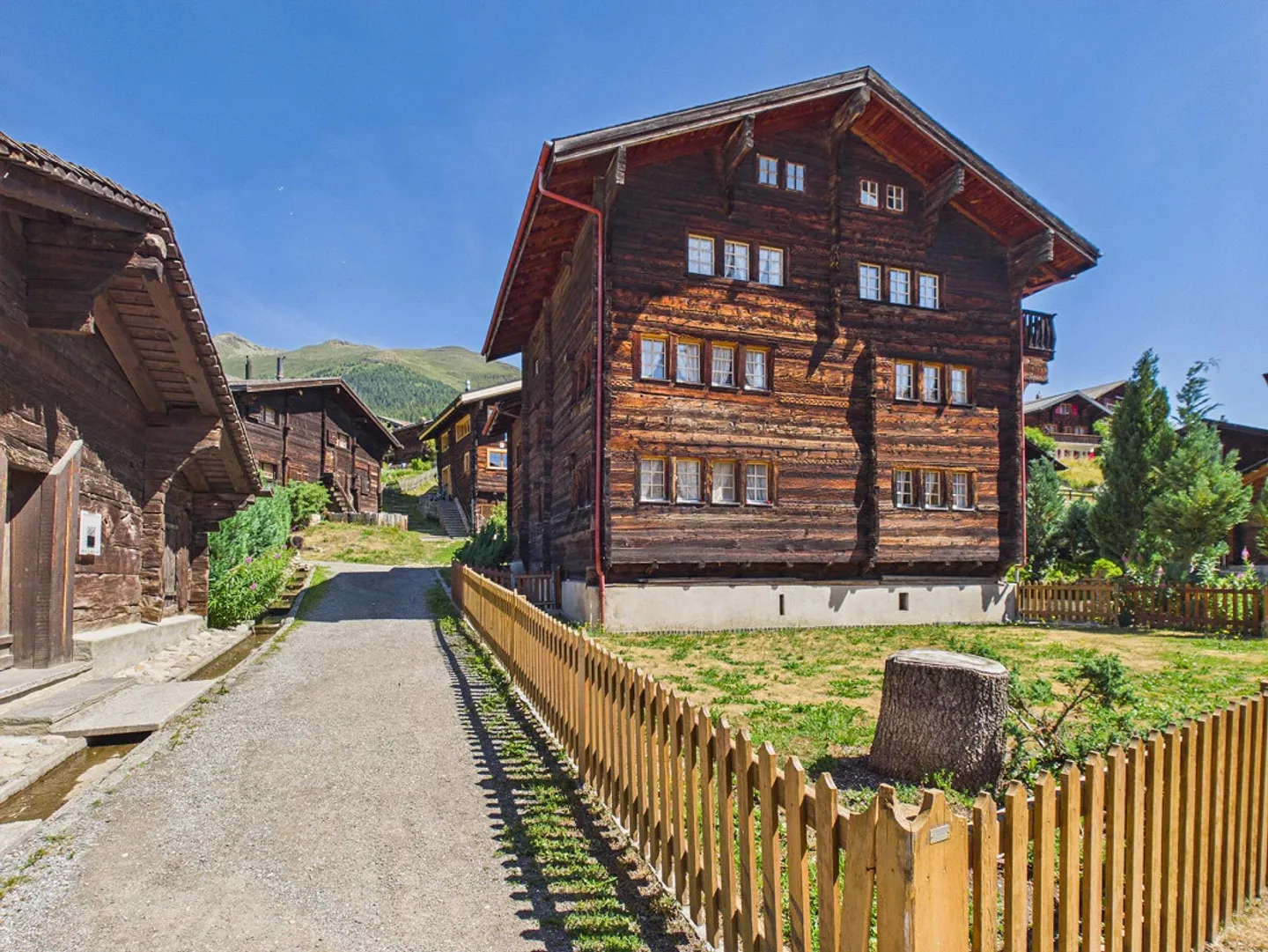 Chalet spacieux au cœur de Bellwald - 11 chambres, beaucoup de potentiel - Photo 1 sur 13