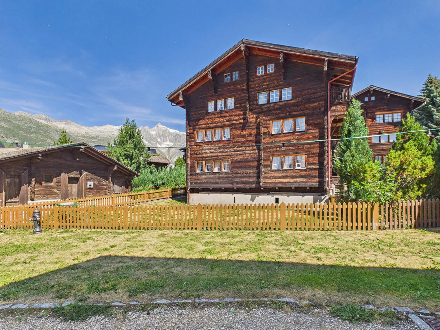Chalet spacieux au cœur de Bellwald - 11 chambres, beaucoup de potentiel - Photo 6 sur 13