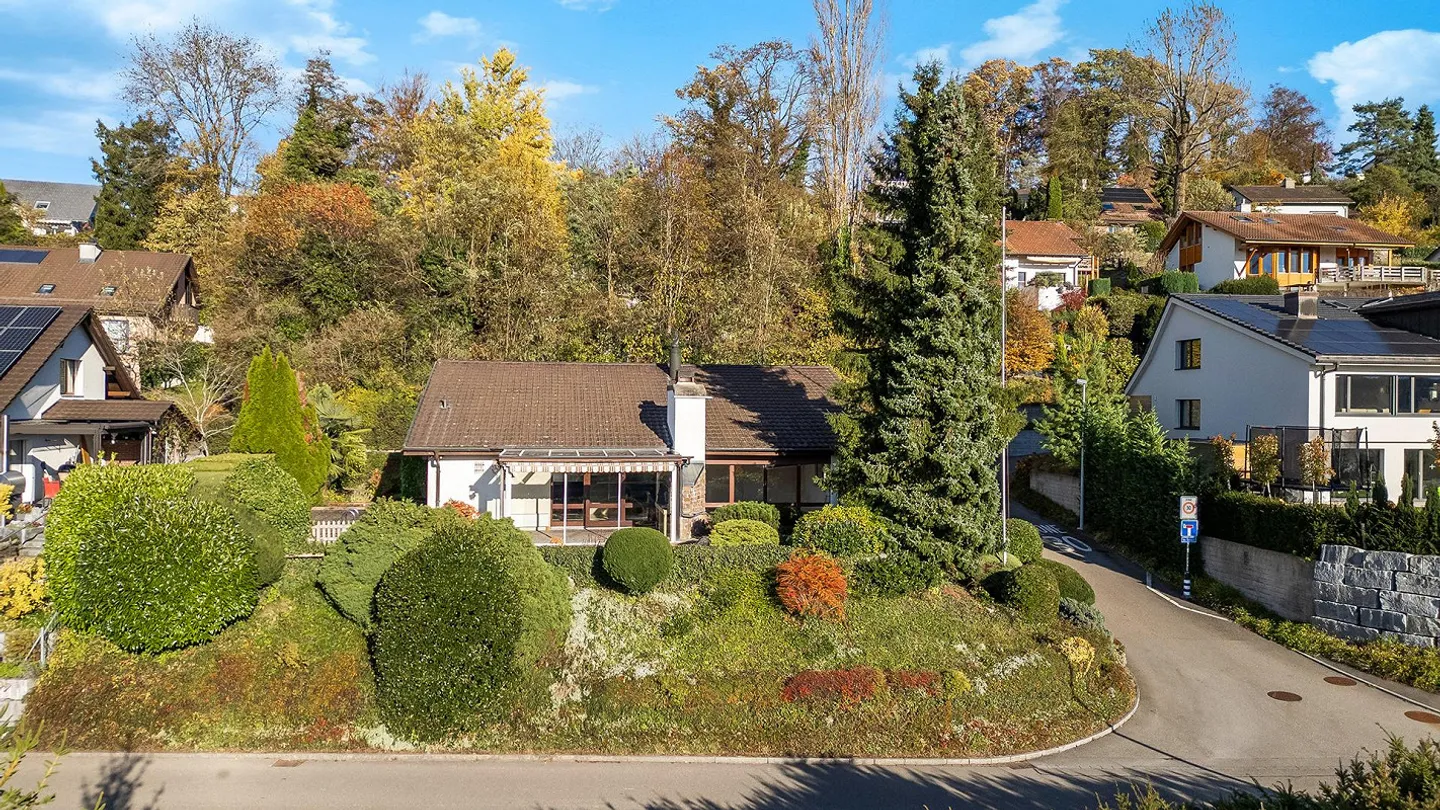 Charming family house with sunny garden and potential - Photo 3 of 5