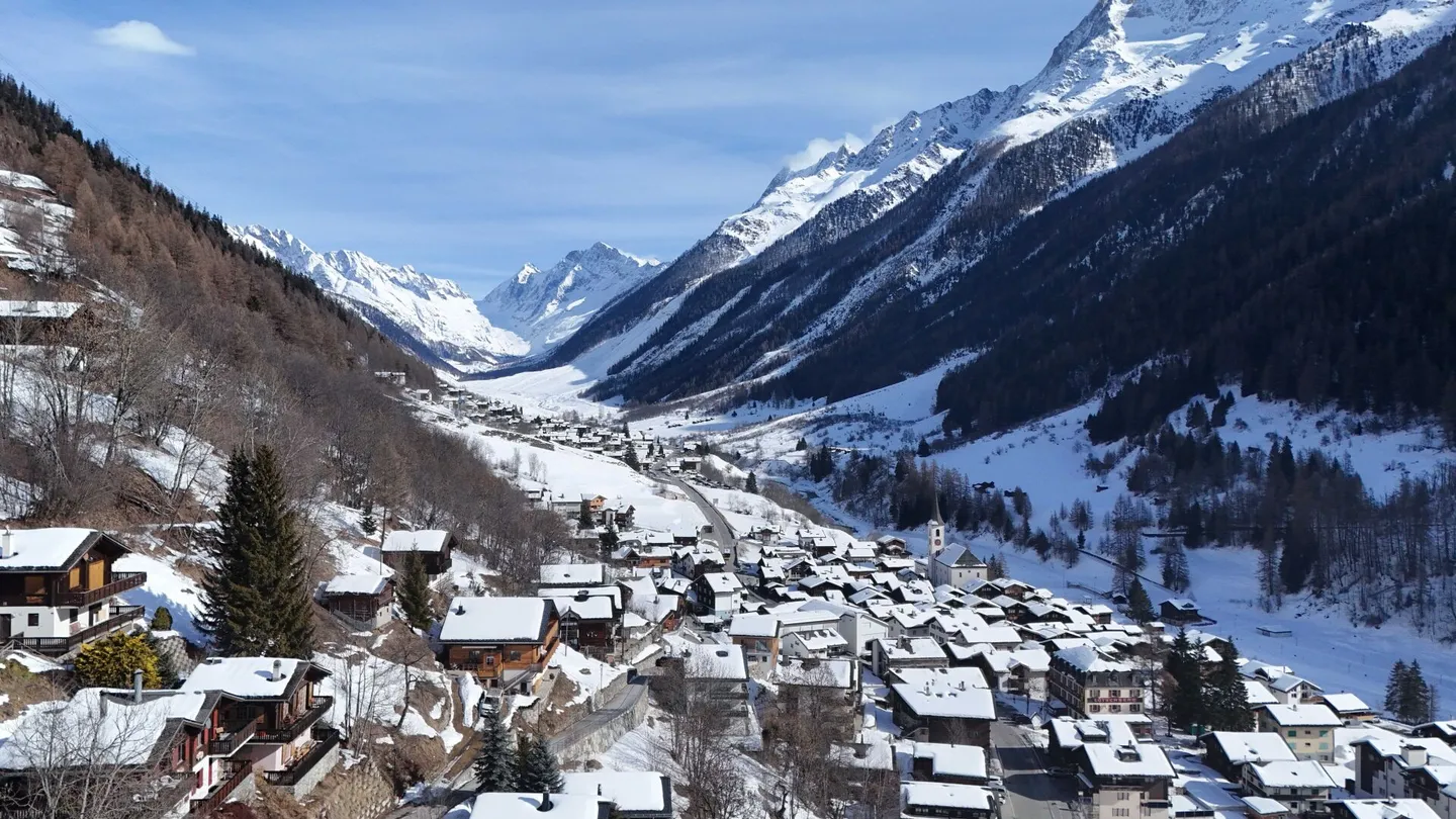 Charming Chalet with Mountain Views - Photo 14 of 15