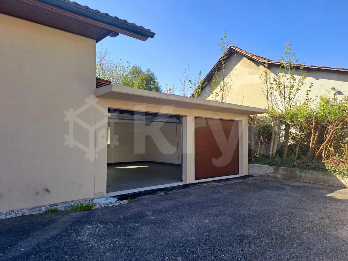 Garage Double Spacieux - Photo 1 sur 4