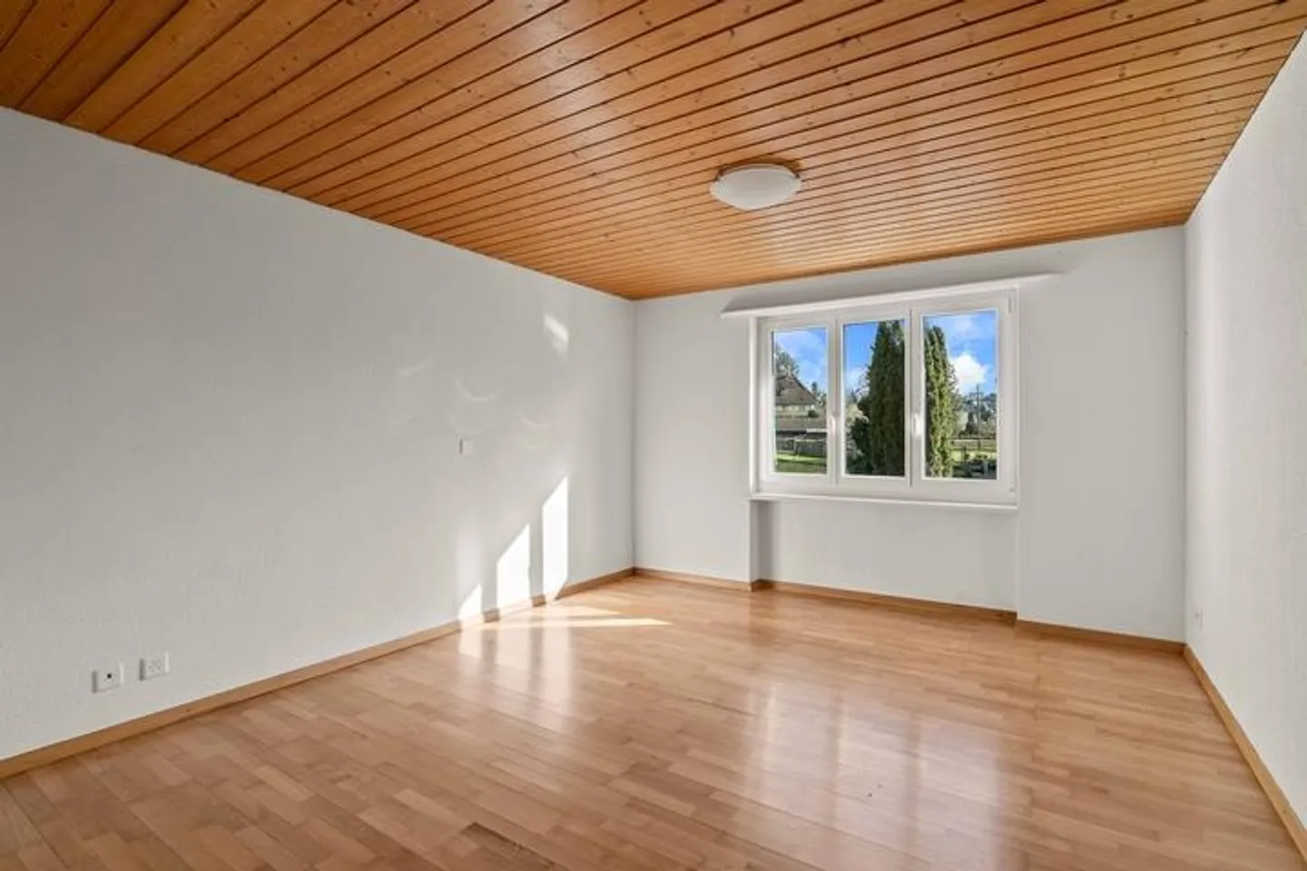 ATTRAKTIVE WOHNUNG MIT BALKON UND GRÜNER AUSSICHT - Foto 5 von 8