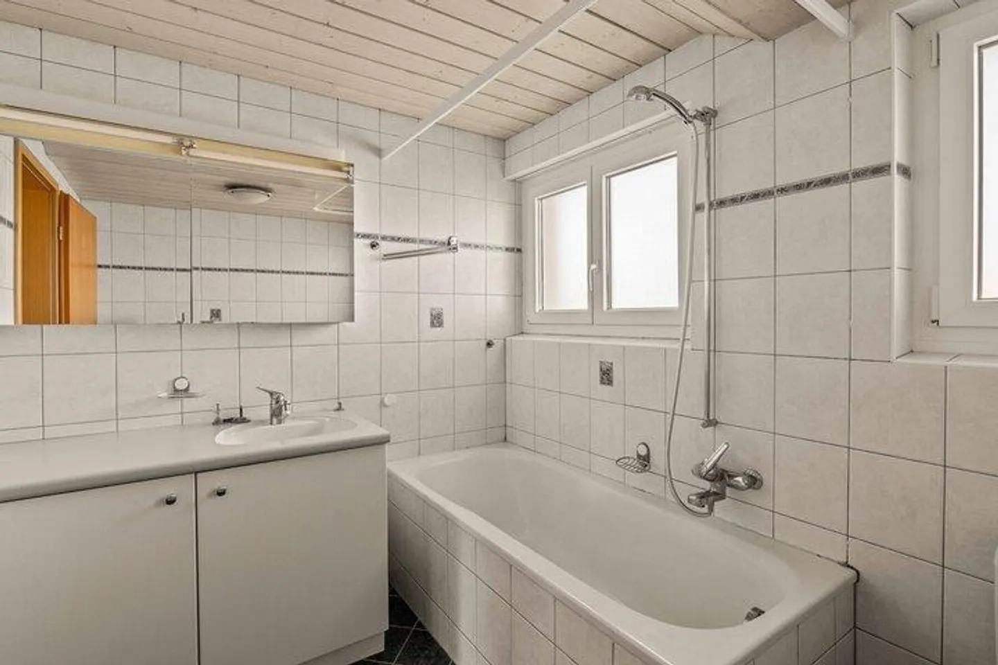 ATTRAKTIVE WOHNUNG MIT BALKON UND GRÜNER AUSSICHT - Foto 6 von 8