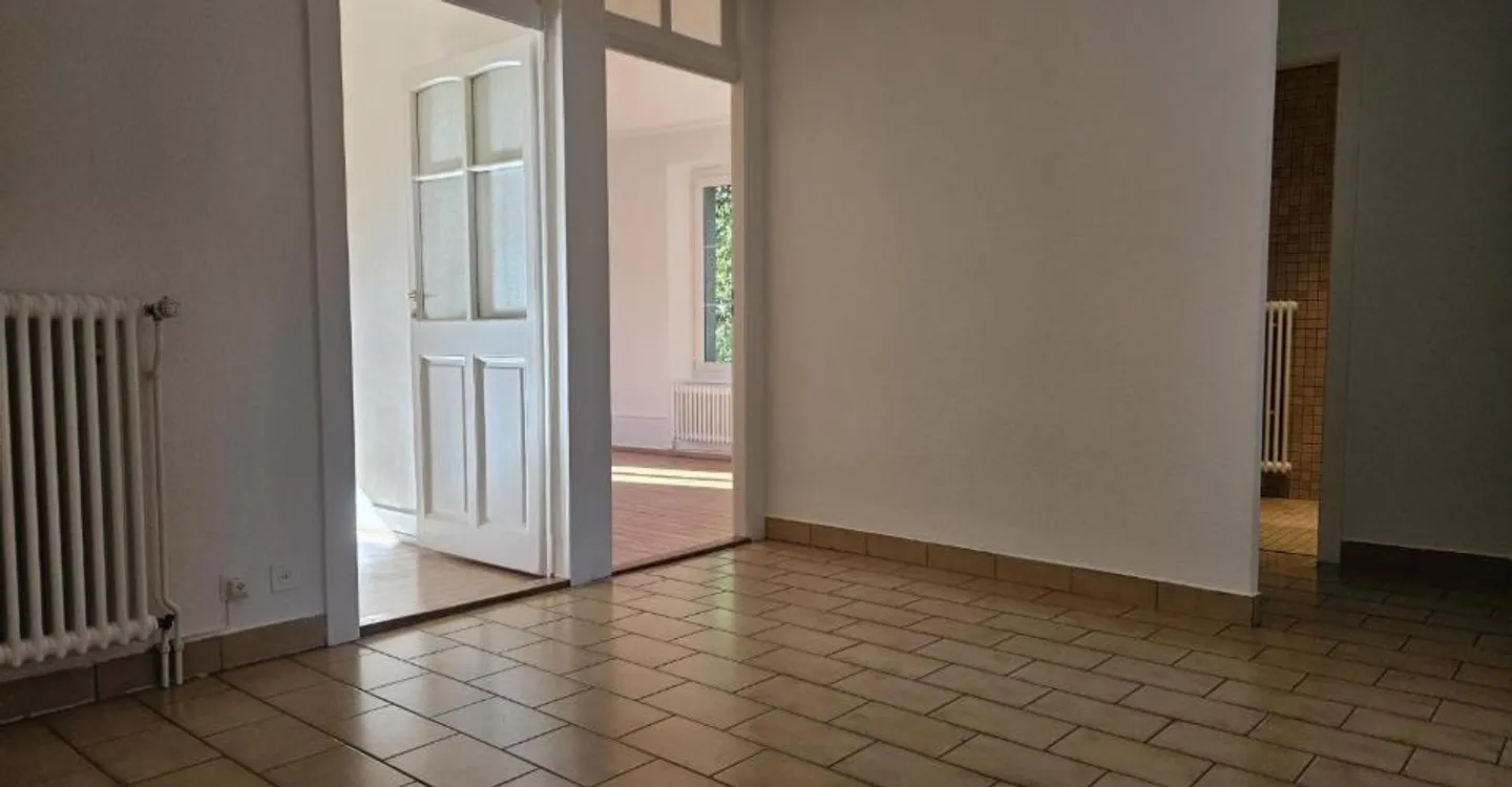 Large 5.5-room apartment on the 1st floor with cellar - Photo 2 of 7