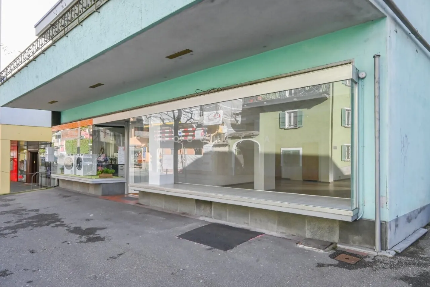 Bâtiment résidentiel et commercial dans un emplacement stratégique - Photo 8 sur 12