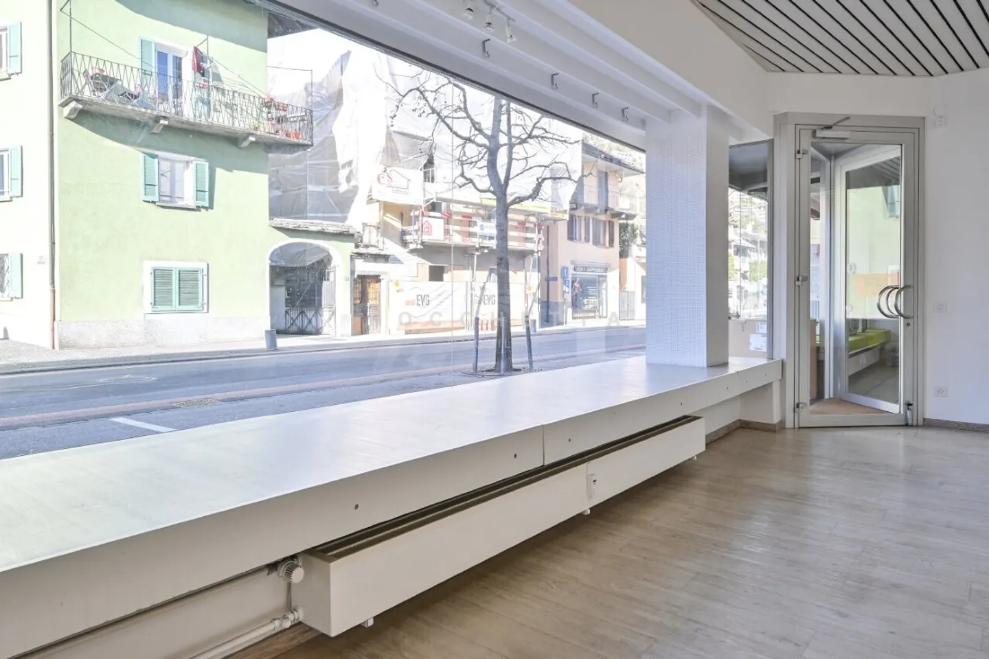 Bâtiment résidentiel et commercial dans un emplacement stratégique - Photo 11 sur 12