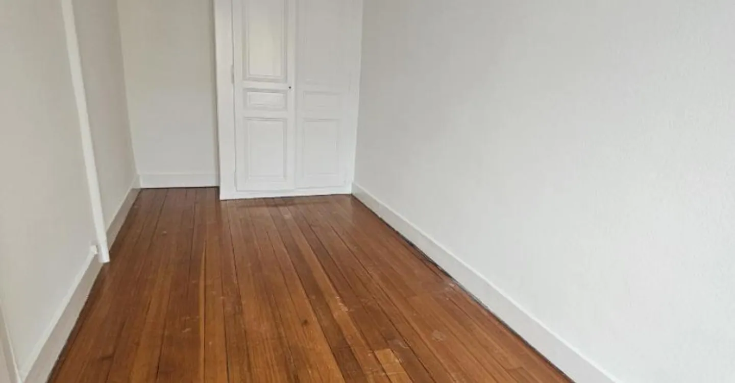 Large 5.5-room apartment on the 1st floor with cellar - Photo 6 of 7