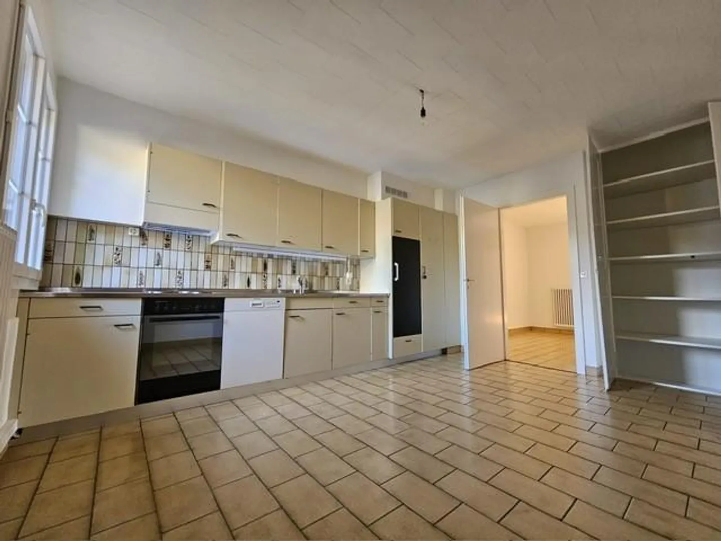 Large 5.5-room apartment on the 1st floor with cellar - Photo 7 of 7