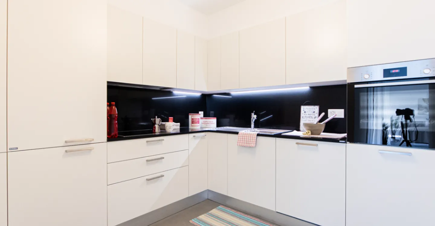 Spazi luminosi con terrazza e tutti i servizi a portata di mano - Foto 4 di 6
