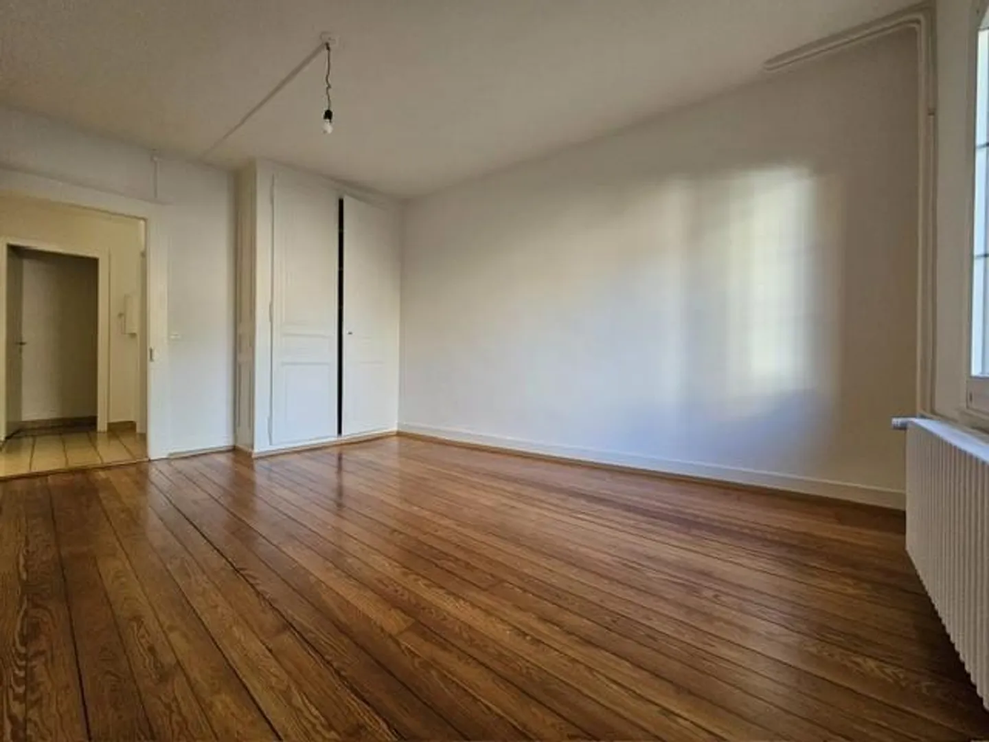 Large 5.5-room apartment on the 1st floor with cellar - Photo 3 of 7