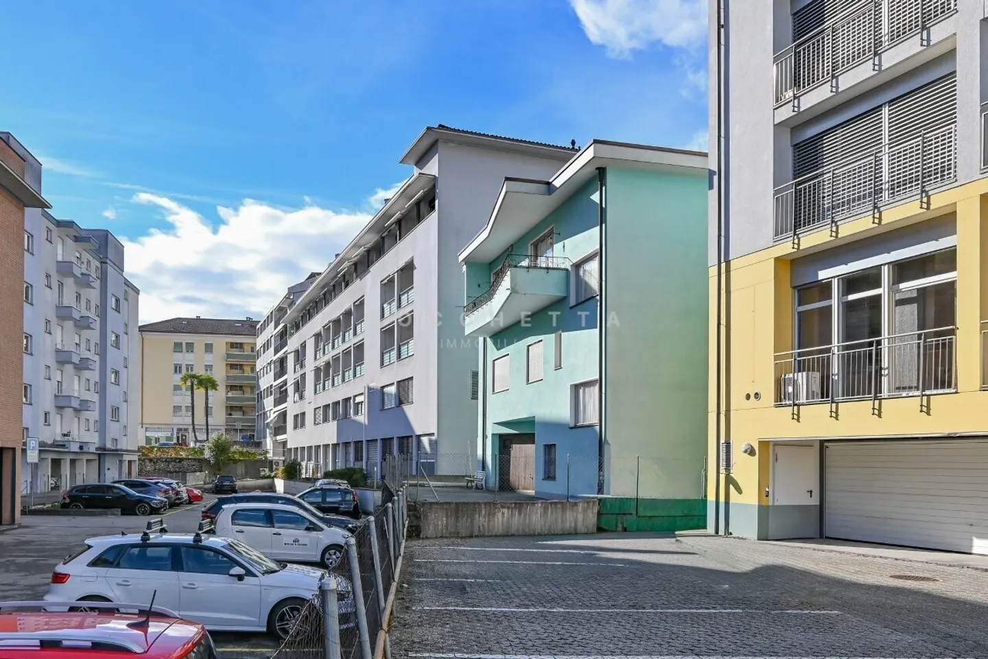 Bâtiment résidentiel et commercial dans un emplacement stratégique - Photo 2 sur 12