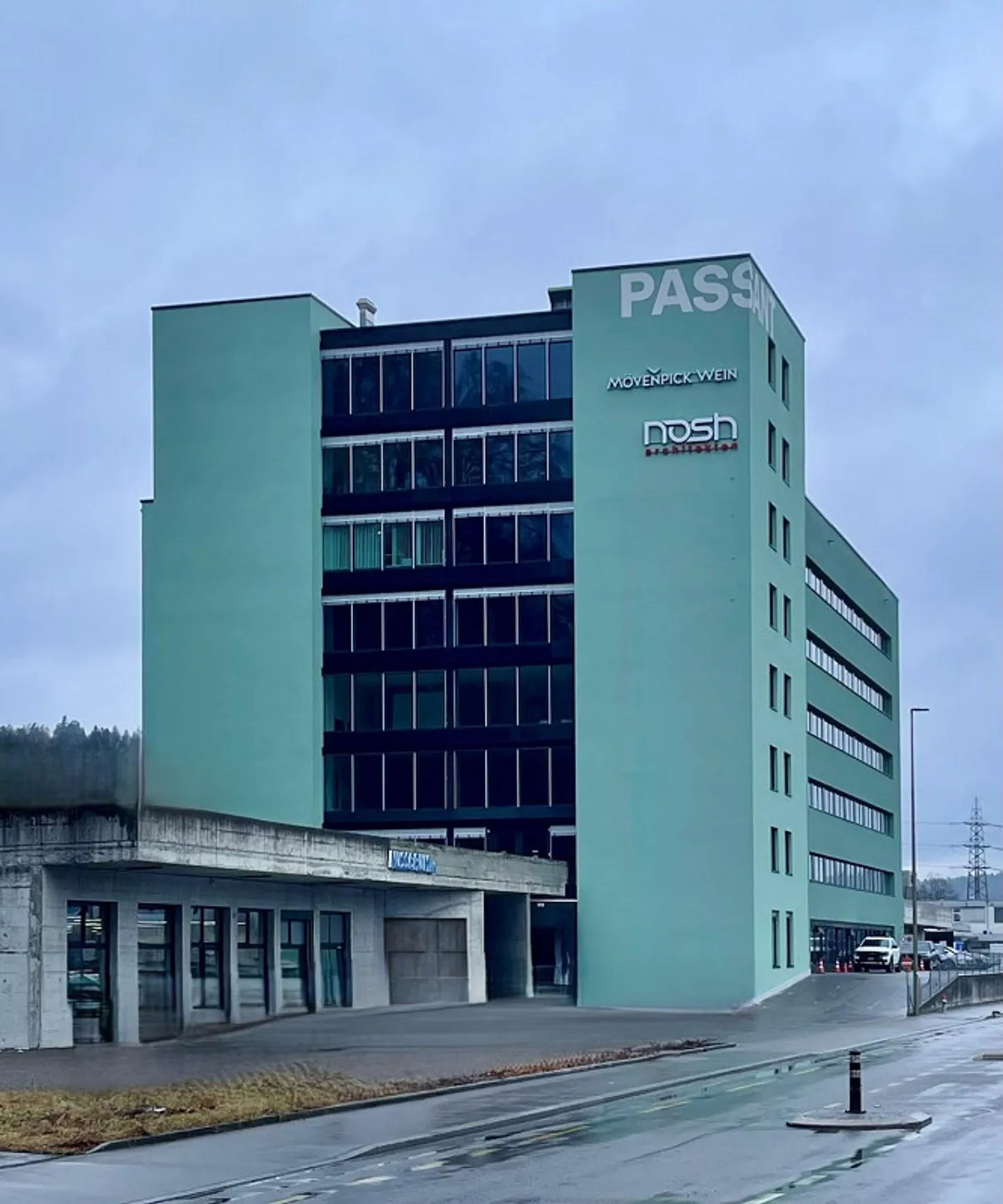 Spazi commerciali spaziosi in affitto - Foto 1 di 4