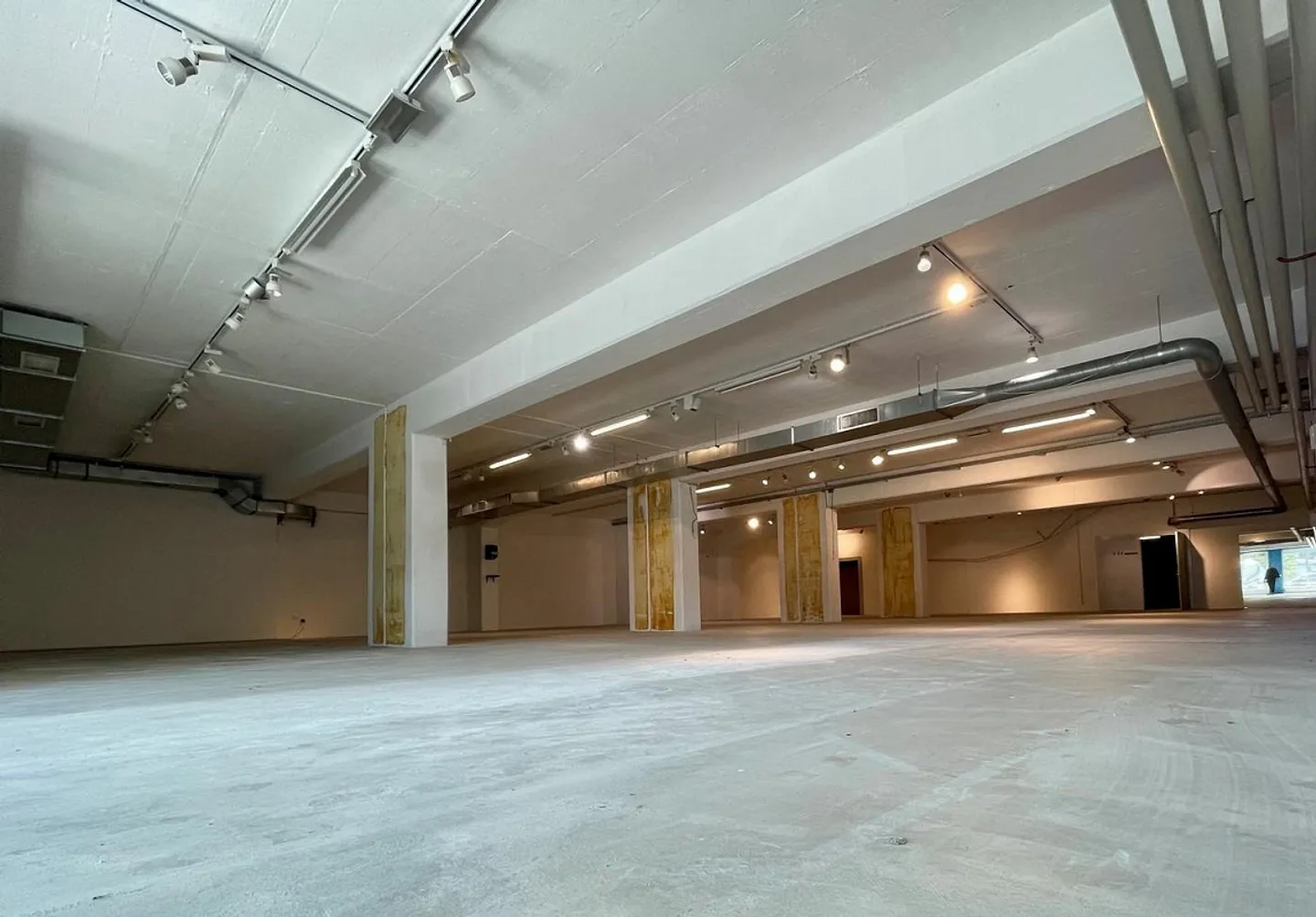 Spazi commerciali spaziosi in affitto - Foto 2 di 4