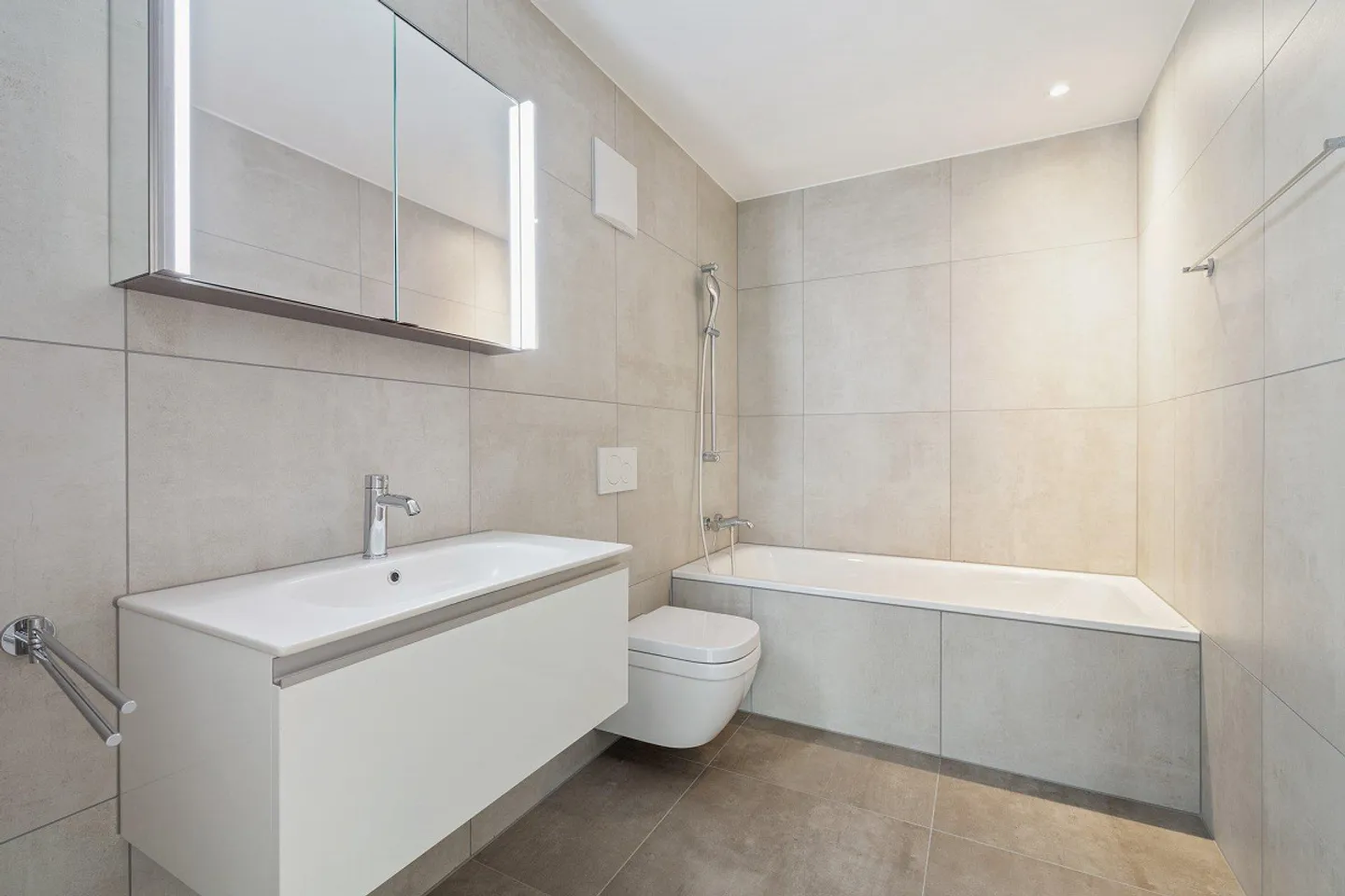 Appartamento moderno con balcone - Foto 6 di 9