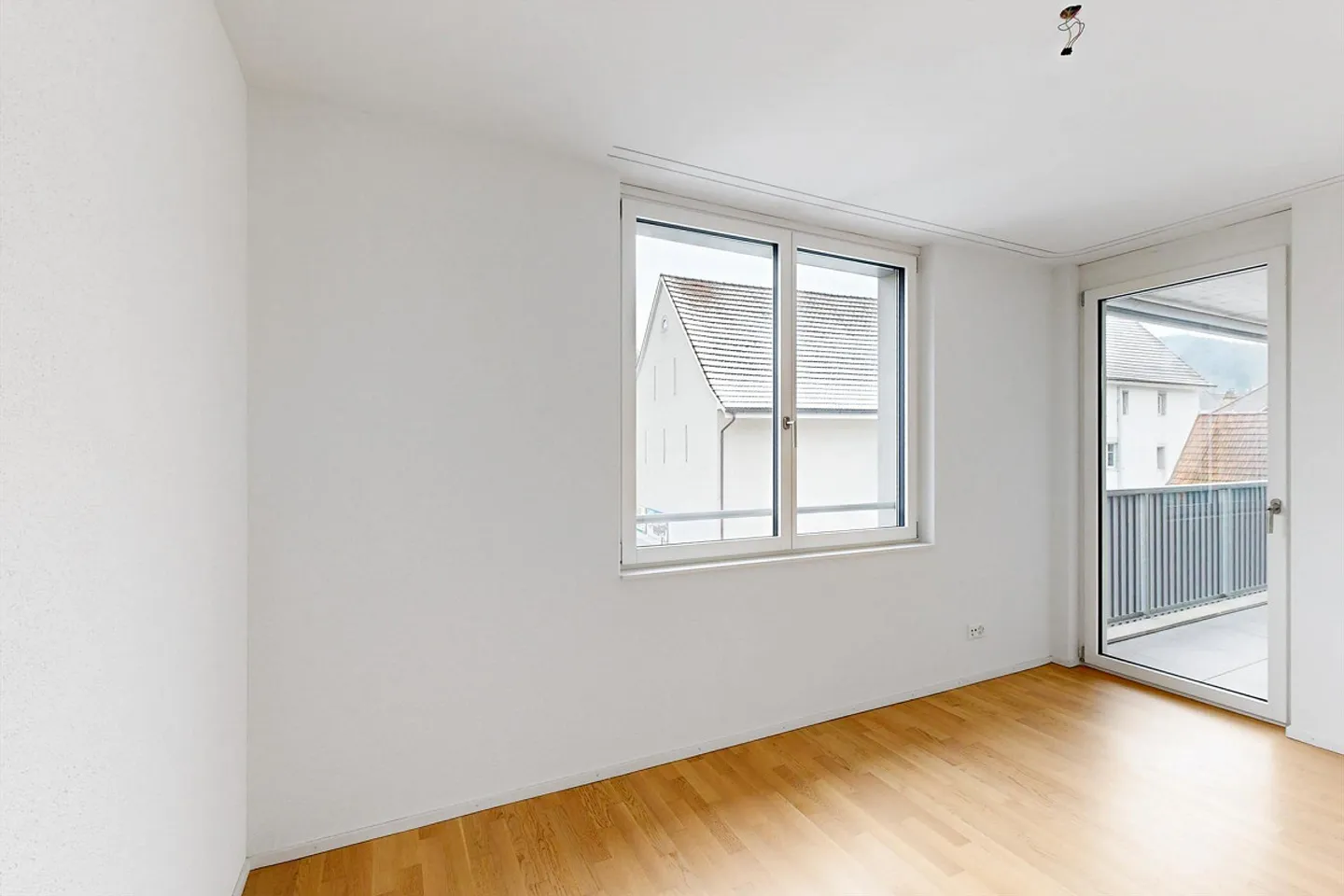 Appartamento moderno con balcone - Foto 8 di 9