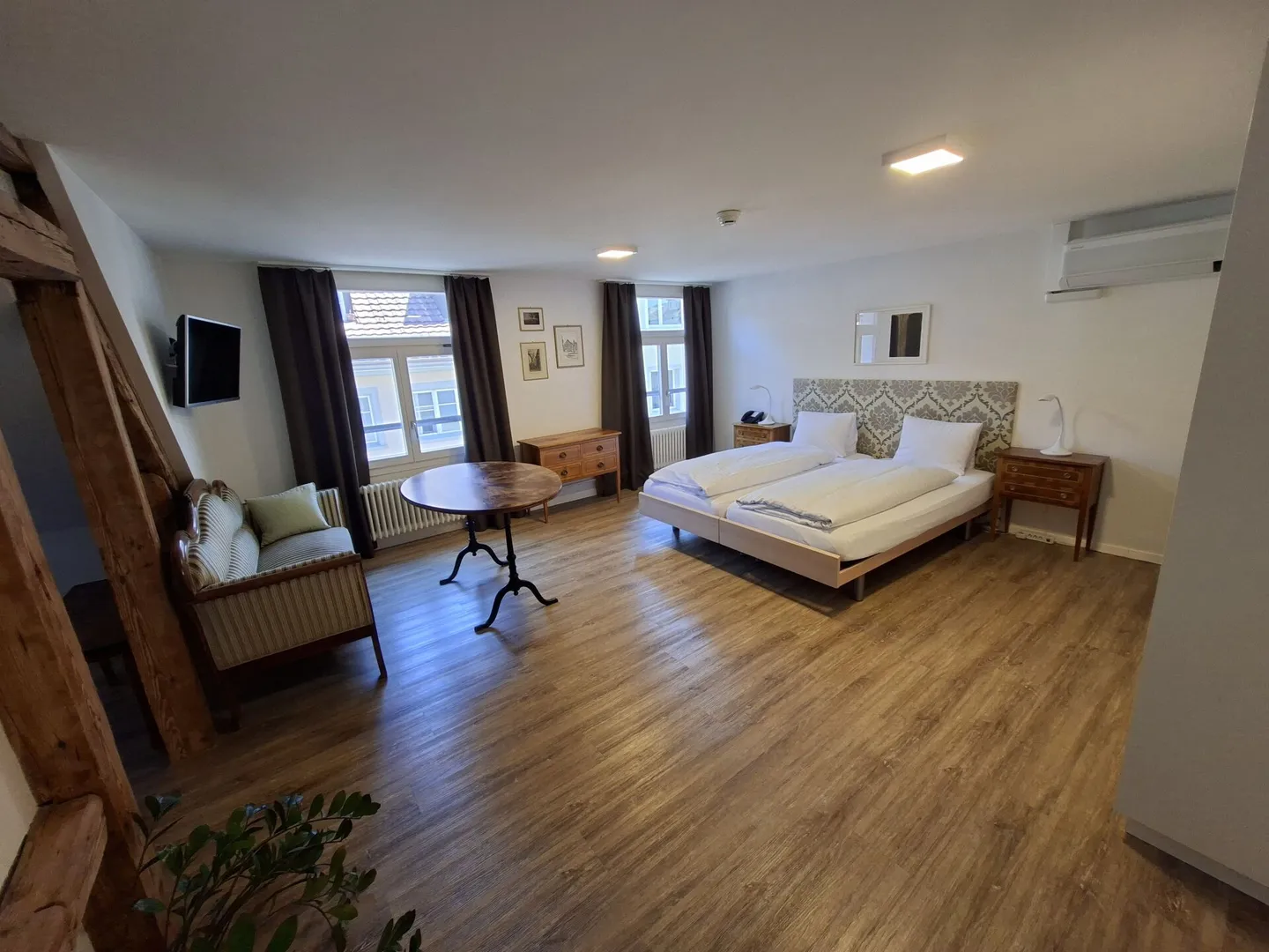 Wunderschönes & möbliertes Zimmer mit eigenem Bad in der Altstadt, 3.OG Zimmer 305 - Photo 2 of 12