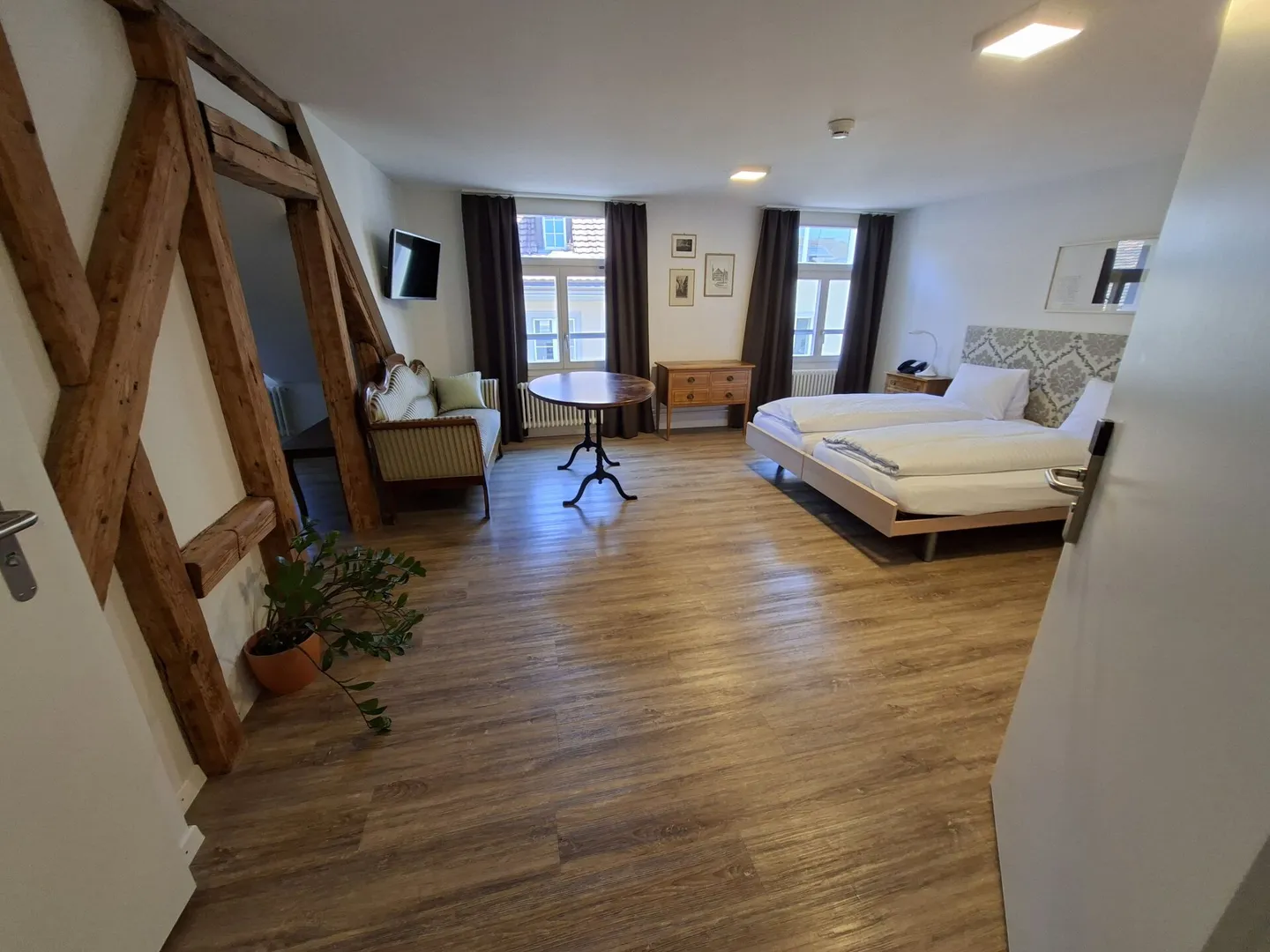 Wunderschönes & möbliertes Zimmer mit eigenem Bad in der Altstadt, 3.OG Zimmer 305 - Photo 1 of 12