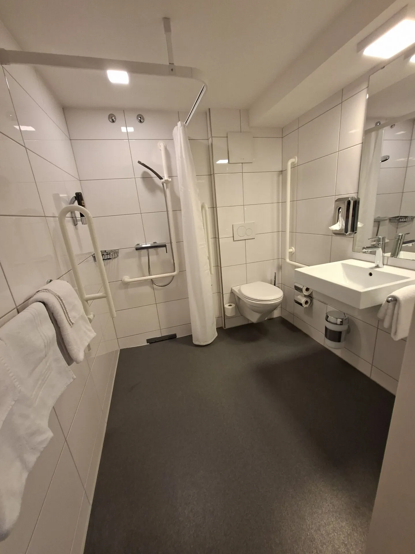 Wunderschönes & möbliertes Zimmer mit eigenem Bad in der Altstadt, 3.OG Zimmer 305 - Photo 5 of 12