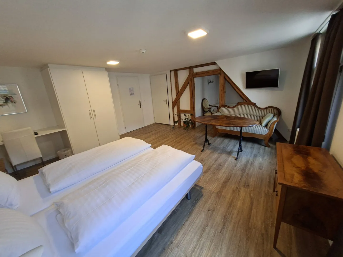 Wunderschönes & möbliertes Zimmer mit eigenem Bad in der Altstadt, 3.OG Zimmer 305 - Photo 3 of 12