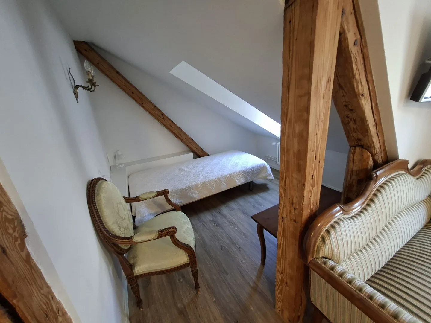 Wunderschönes & möbliertes Zimmer mit eigenem Bad in der Altstadt, 3.OG Zimmer 305 - Photo 4 of 12