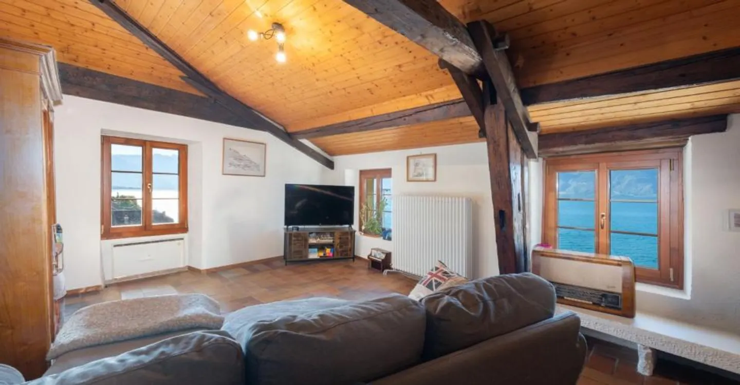 Ein charaktervolles Dorfhaus mit Blick auf den See - Foto 2 von 12