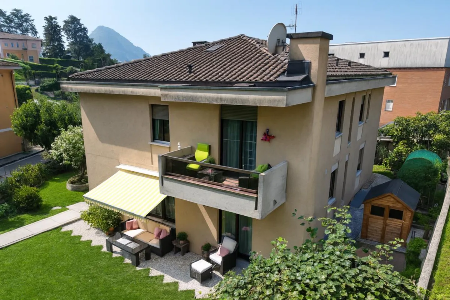 Palazzina composta da 2 appartamenti di 5,5 locali e 1 locale comme... - Foto 1 di 8