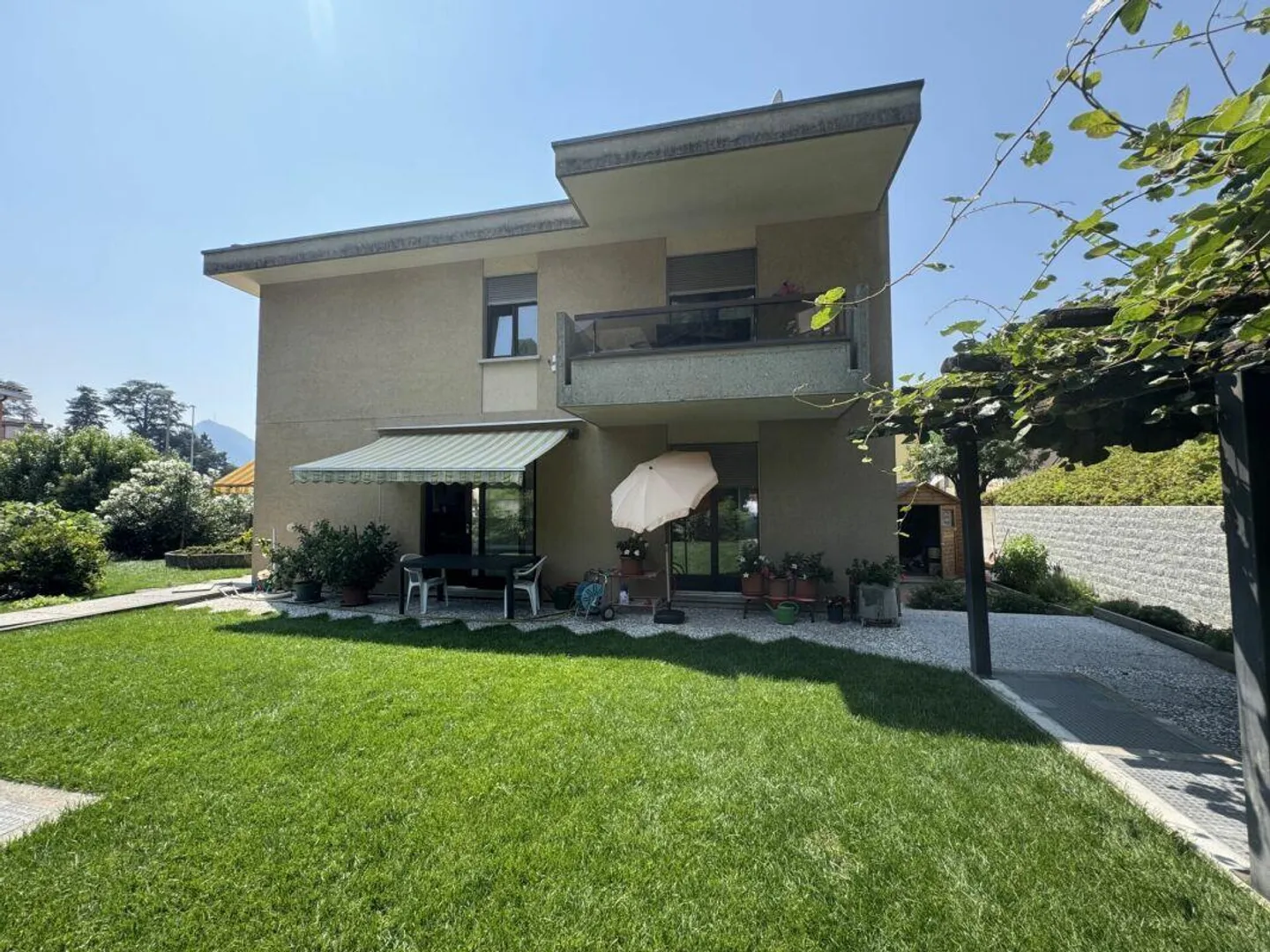 Palazzina composta da 2 appartamenti di 5,5 locali e 1 locale comme... - Foto 4 di 8