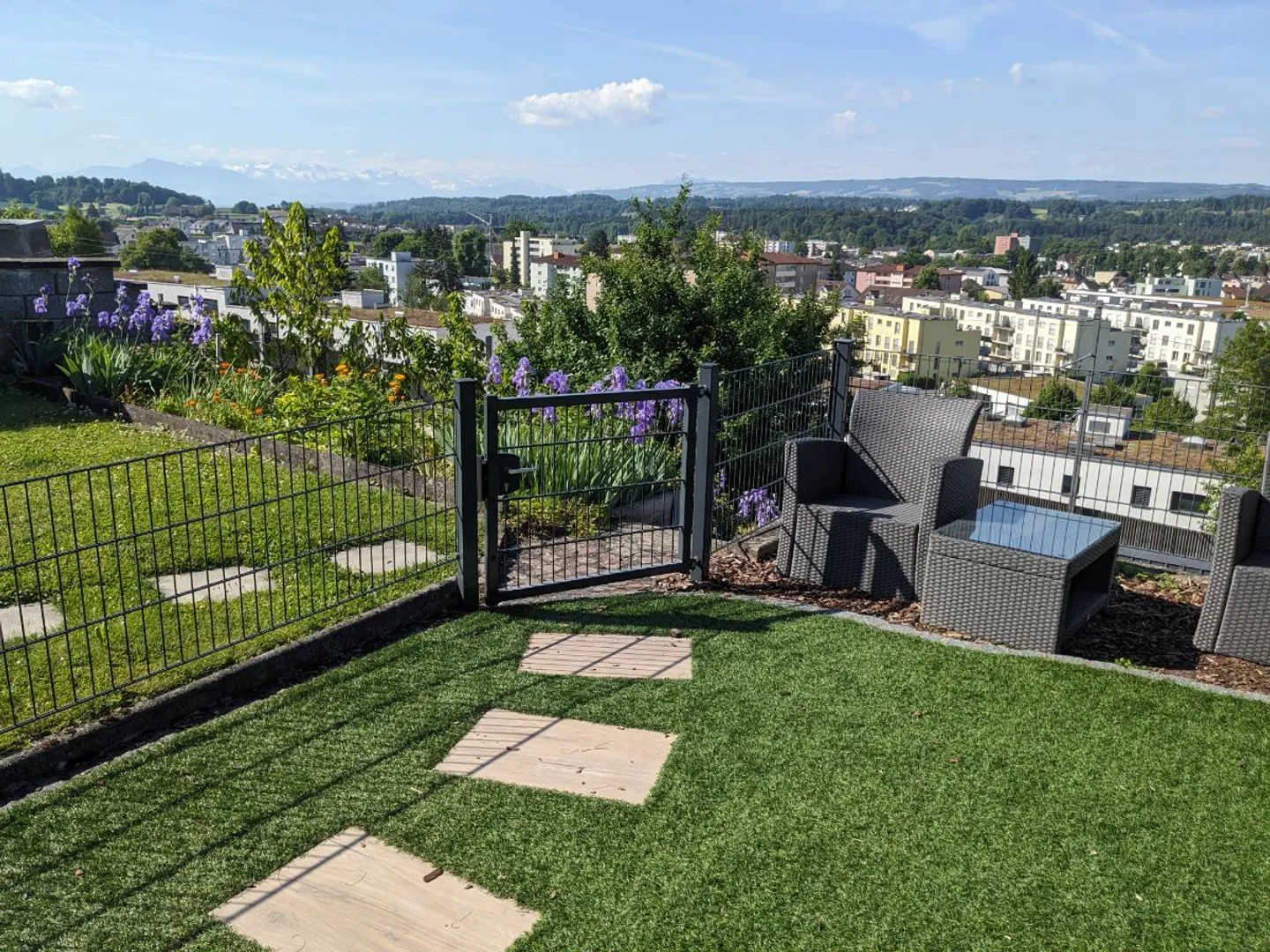 Mid-terrace house with a view - stylish space miracle - Photo 1 of 5