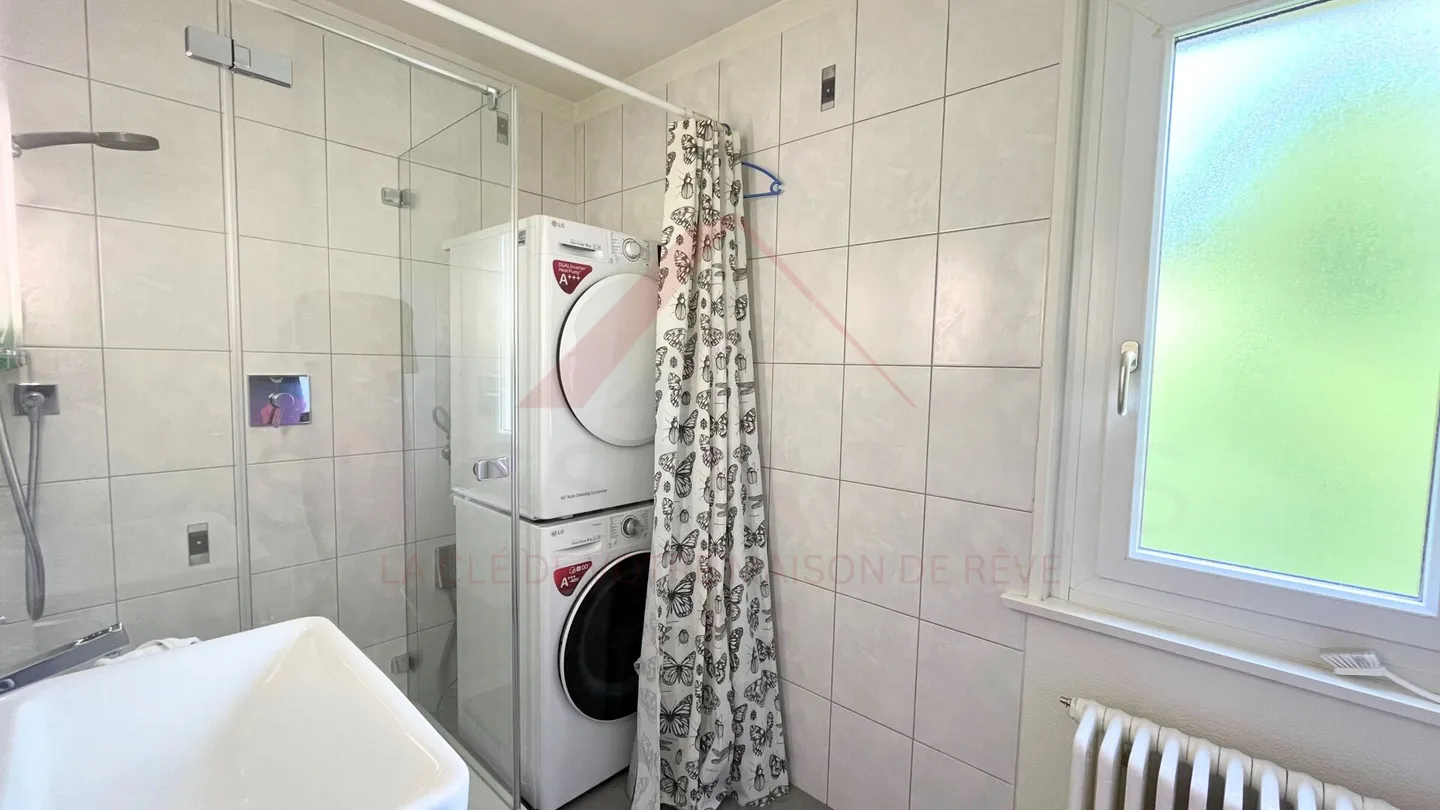 Rare à Le Locle : Appartement spacieux de 3,5 pièces avec 91 m² et loggia fermée avec vue panoramique - Photo 8 sur 11