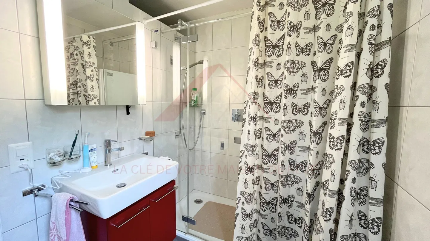 Rare à Le Locle : Appartement spacieux de 3,5 pièces avec 91 m² et loggia fermée avec vue panoramique - Photo 9 sur 11